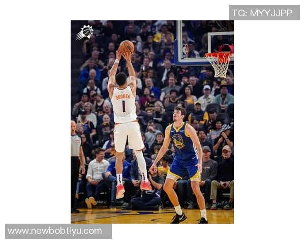 布克半场表现低迷仅得3分3板2助次节全失火力引发球迷热议 布克半场表现低迷仅得3分3板2助次节全失火力引发球迷热议